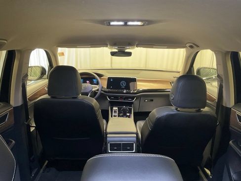 Used 2025 Volkswagen Atlas SE AWD/4WD image 26