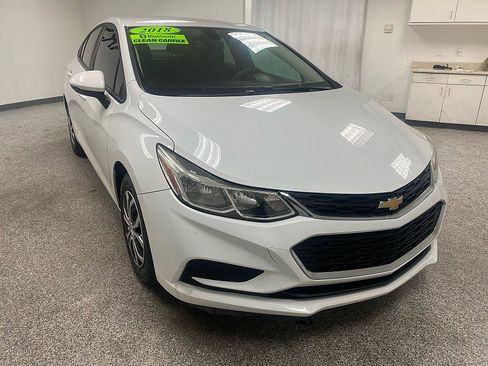 Used 2018 Chevrolet Cruze LS image 3