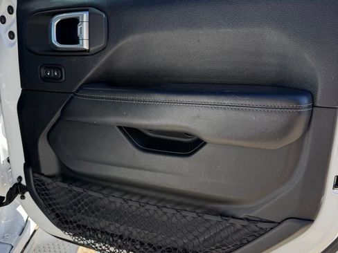 Used 2020 Jeep Wrangler Unlimited Sahara image 25