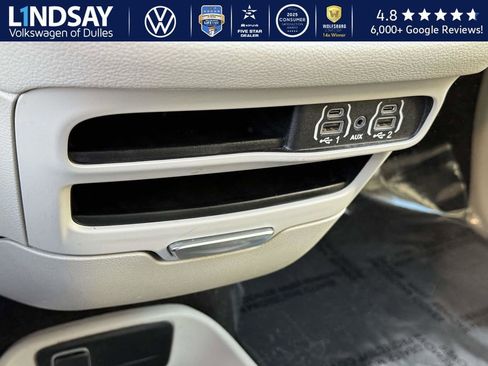 Used 2023 Chrysler Pacifica Touring-L image 19