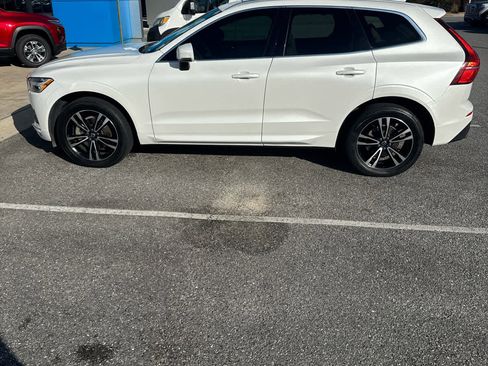 Used 2021 Volvo XC60 T5 Momentum image 2