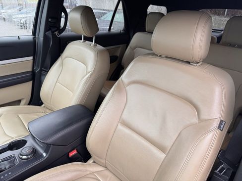 Used 2017 Ford Explorer XLT w/ Equipment Group 202A image 9