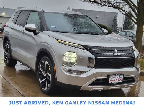Used 2024 Mitsubishi Outlander image 1