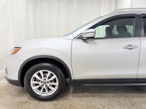 Used 2018 Nissan Rogue SV image 4