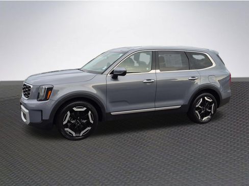Used 2025 Kia Telluride S FWD image 2