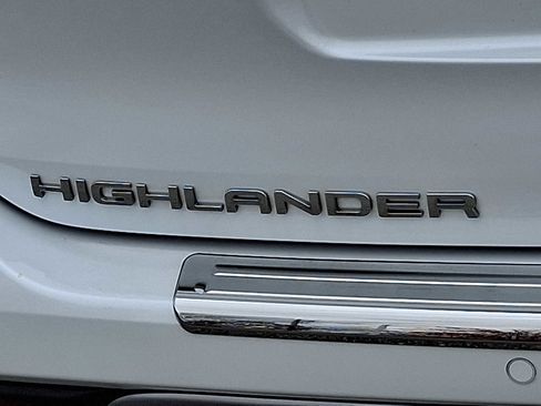 Certified 2022 Toyota Highlander Platinum image 37