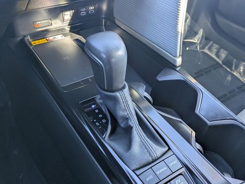 Used 2025 Toyota Camry SE w/ Convenience Package image 14