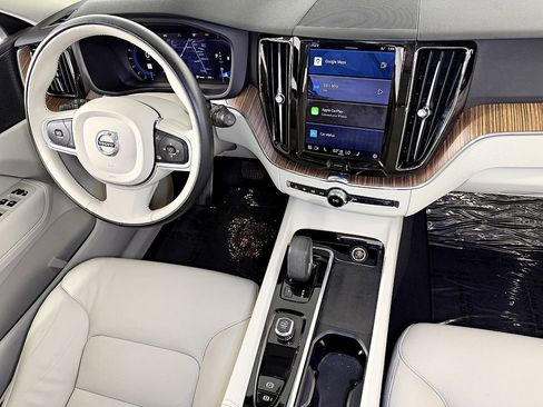 Used 2022 Volvo XC60 B5 Momentum image 24