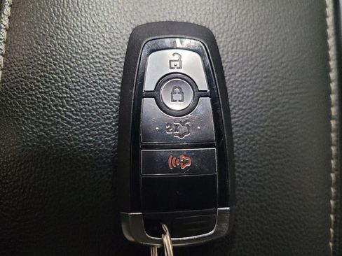 Used 2018 Ford Fusion SE FWD image 32
