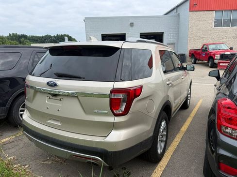 Used 2017 Ford Explorer XLT w/ Equipment Group 202A FWD image 7