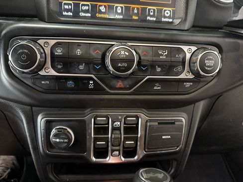 Used 2022 Jeep Wrangler Unlimited Sahara w/ Cold Weather Group AWD/4WD image 20