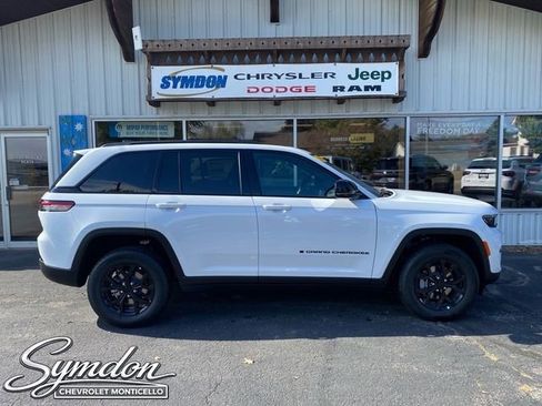 New 2025 Jeep Grand Cherokee Altitude AWD/4WD image 2