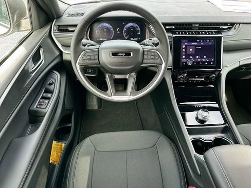 New 2025 Jeep Grand Cherokee L Laredo image 15