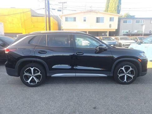 Used 2025 Volkswagen Tiguan SE FWD image 1