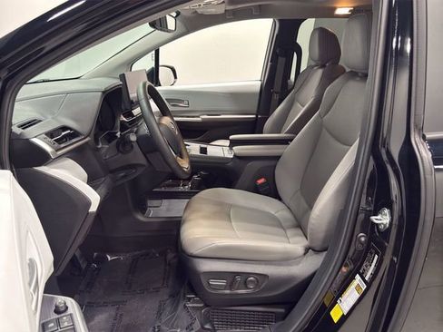 Used 2025 Toyota Sienna XLE FWD image 14