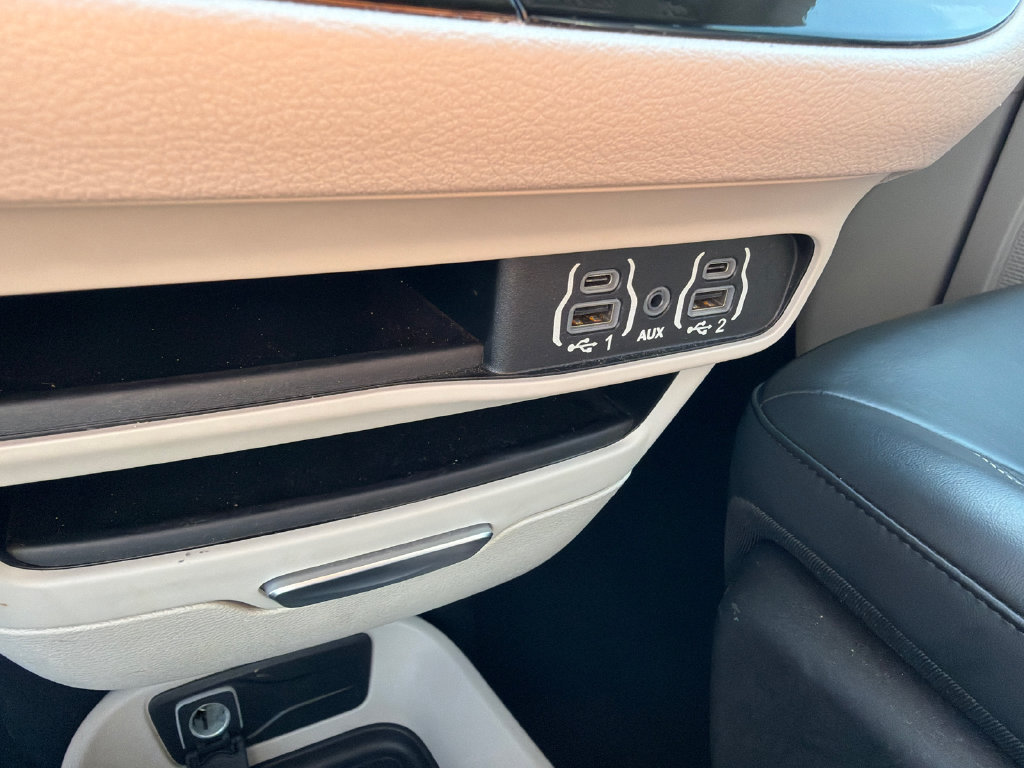 Used 2023 Chrysler Pacifica Touring-L FWD image 28