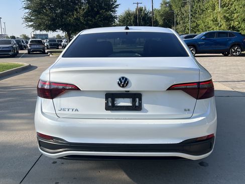 Used 2024 Volkswagen Jetta SE FWD image 8