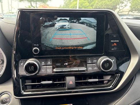 Used 2023 Toyota Highlander XLE FWD image 16