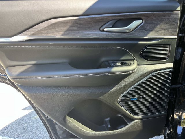 Used 2022 Jeep Grand Cherokee Overland AWD/4WD image 21