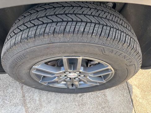 Used 2025 GMC Acadia Elevation image 3