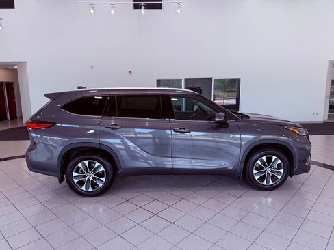 Used 2022 Toyota Highlander XLE AWD/4WD image 16