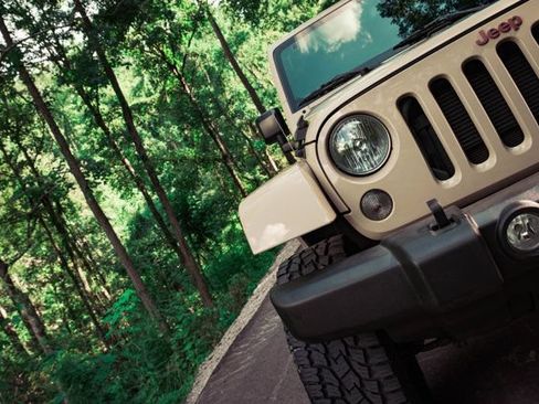 Used 2016 Jeep Wrangler Unlimited Rubicon w/ Connectivity Group AWD/4WD image 3