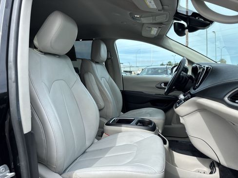 Used 2021 Chrysler Pacifica Touring-L FWD image 23