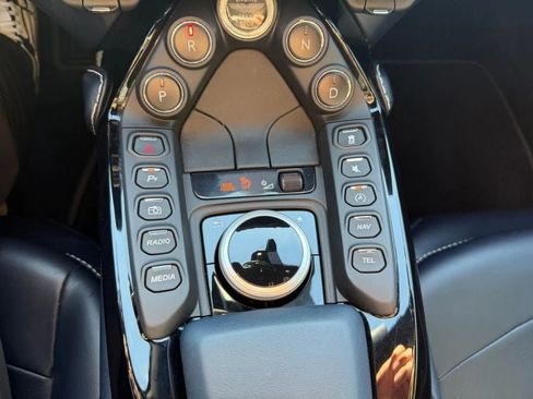 Used 2020 Aston Martin V8 Vantage Coupe 2D image 16