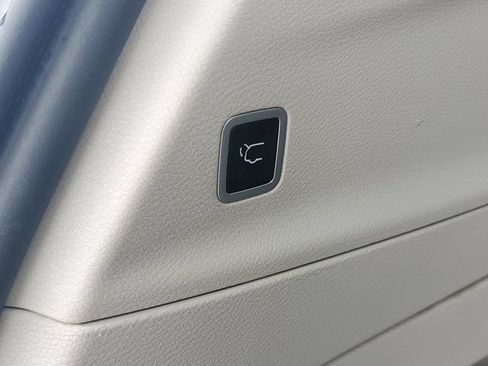 Used 2024 Chrysler Pacifica Touring-L FWD image 8