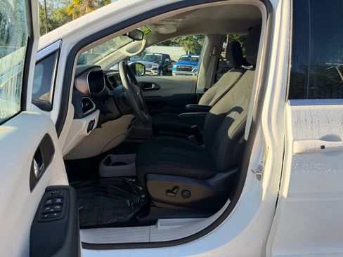 Certified 2023 Chrysler Voyager LX FWD image 16
