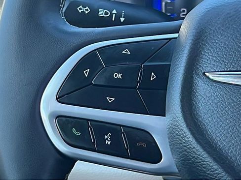 Used 2024 Chrysler Pacifica Touring-L image 25