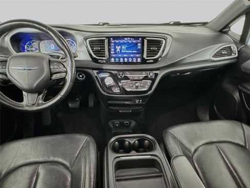 Used 2020 Chrysler Pacifica Touring-L w/ S Appearance Package image 21