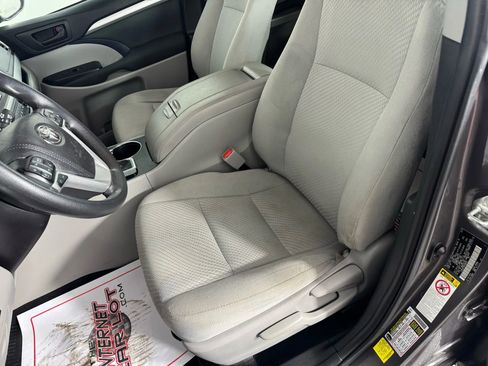 Used 2019 Toyota Highlander LE AWD/4WD image 31