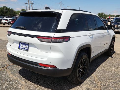 Used 2025 Jeep Grand Cherokee Altitude AWD/4WD image 3