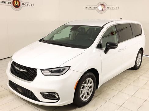 Used 2024 Chrysler Pacifica Touring-L FWD image 35