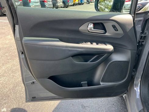 Used 2025 Chrysler Pacifica Select w/ Uconnect Theater Family Group AWD/4WD image 28