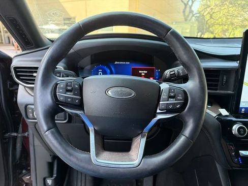 Used 2022 Ford Explorer Platinum w/ Premium Technology Package AWD/4WD image 8