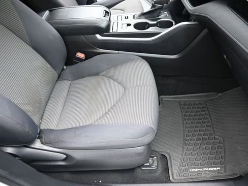 Used 2020 Toyota Highlander L image 27