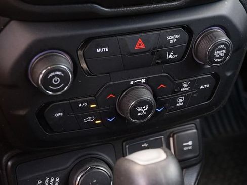 Used 2023 Jeep Renegade Latitude AWD/4WD image 18