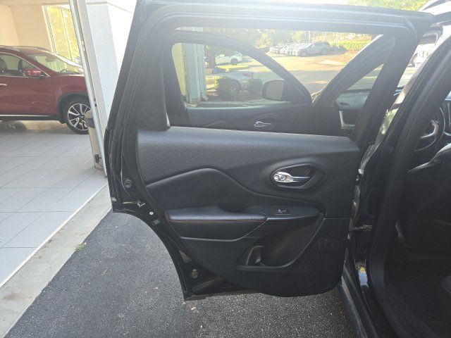 Used 2016 Jeep Cherokee Trailhawk w/ Comfort/Convenience Group AWD/4WD image 12