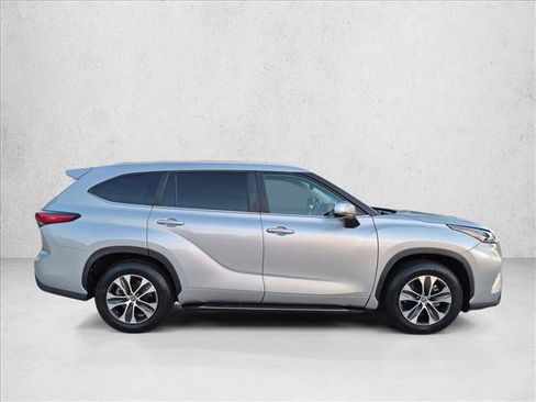 Used 2023 Toyota Highlander XLE FWD image 4