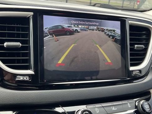 Used 2022 Chrysler Pacifica Touring-L FWD image 23