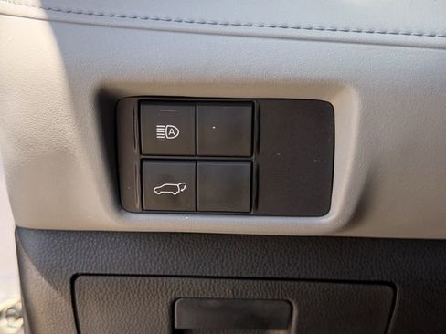 Used 2022 Toyota Highlander XLE FWD image 23