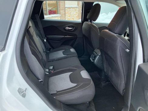 Used 2015 Jeep Cherokee Sport image 16