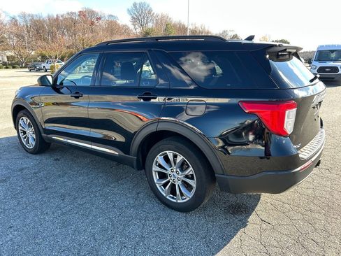 Used 2022 Ford Explorer XLT w/ Equipment Group 202A image 3