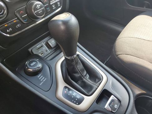 Used 2016 Jeep Cherokee Latitude w/ Comfort/Convenience Group AWD/4WD image 30
