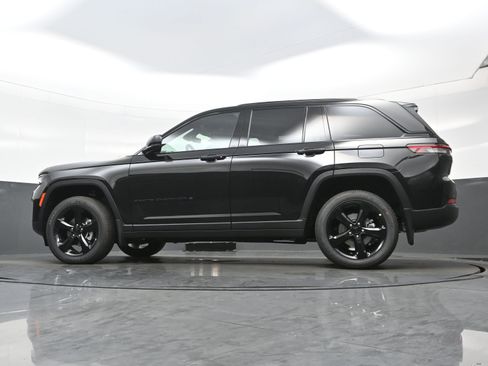 New 2025 Jeep Grand Cherokee Altitude AWD/4WD image 12