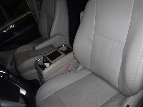 Used 2011 Chrysler Town & Country Touring-L w/ Trailer Tow Group FWD image 28