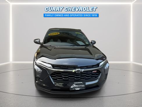 Used 2024 Chevrolet Trax RS w/ Sunroof Package FWD image 3