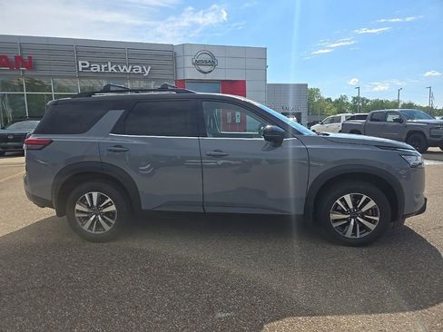 Used 2023 Nissan Pathfinder SL w/ Black Appearance Package AWD/4WD image 6